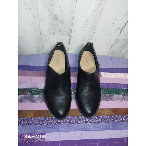 Torrid V Cut Black Ankle Booties Size 8W Faux Leather - Picture 1 of 10